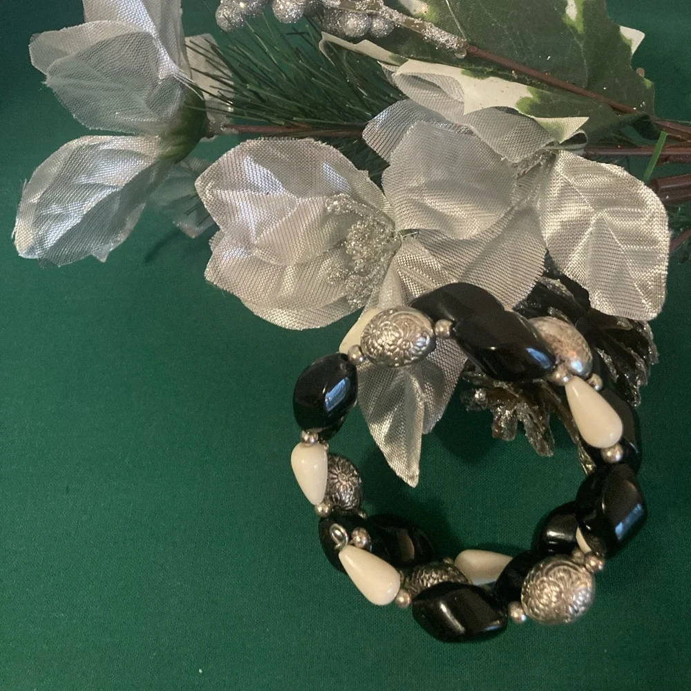 Elegant Black and White Beaded Bracelet